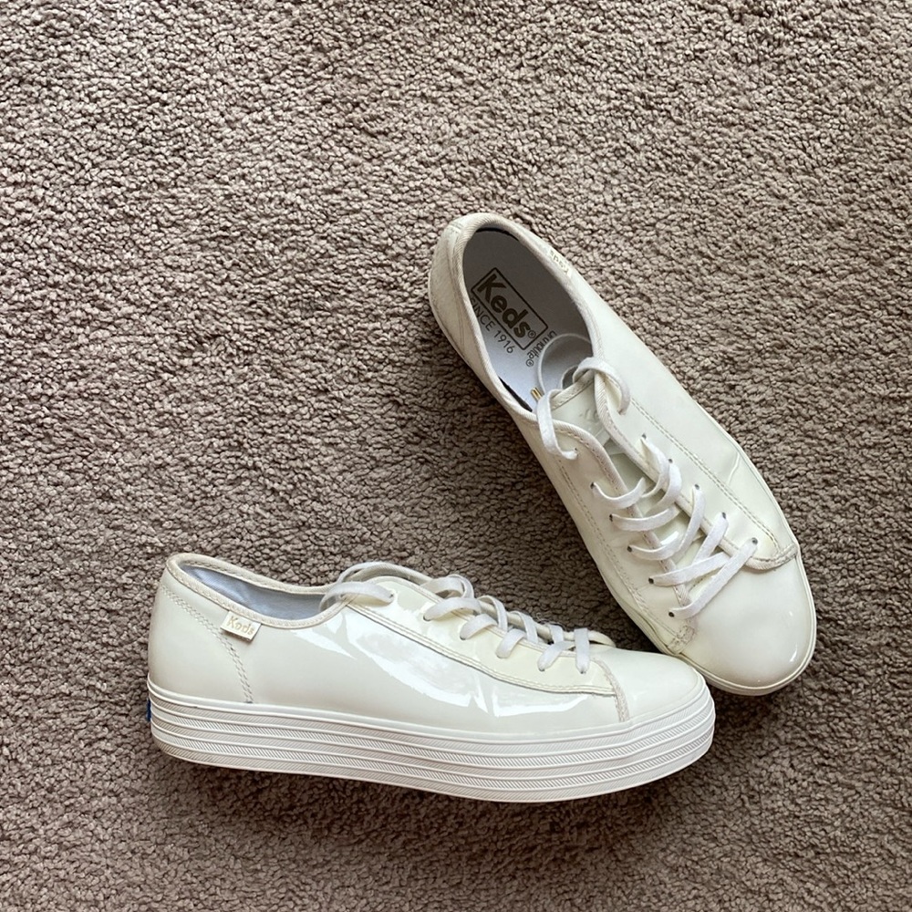 Keds off-white patent leather lace-up sneaker. Women’s 8.5